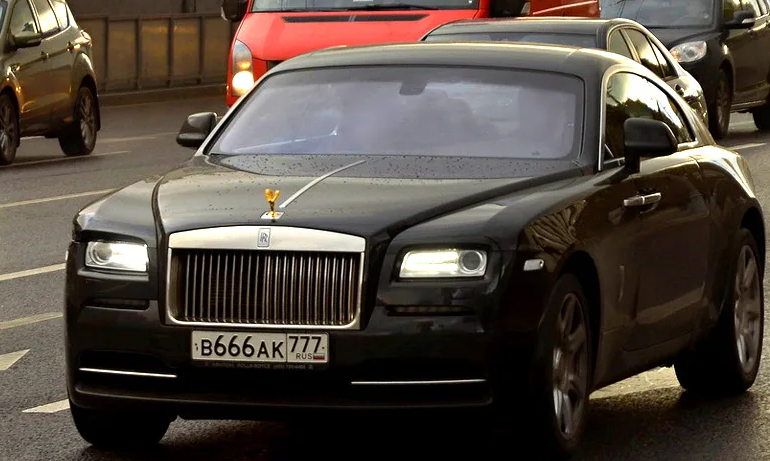 Автомобильный номер крупным планом