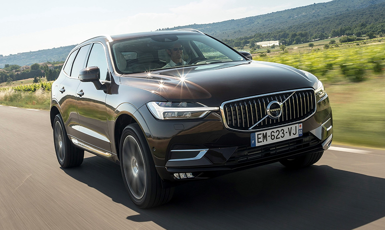 Volvo XC60 на дороге